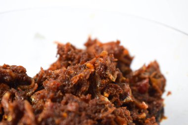 Sambal ikan teri ya da ançüez kızartması Endonezya 'nın yan yemeği, Endonezya biber sosu. Beyaz Arkaplanda Sambal ikan teri çekimi.