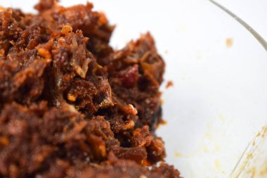 Sambal ikan teri ya da ançüez kızartması Endonezya 'nın yan yemeği, Endonezya biber sosu. Beyaz Arkaplanda Sambal ikan teri çekimi.