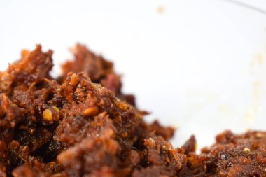 Sambal ikan teri ya da ançüez kızartması Endonezya 'nın yan yemeği, Endonezya biber sosu. Beyaz Arkaplanda Sambal ikan teri çekimi.