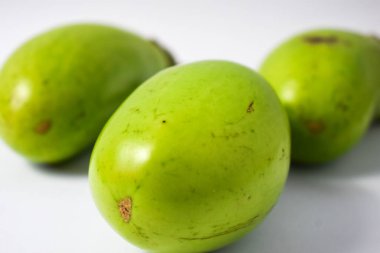 Beyaz arkaplanda yeşil patlıcan veya terong hijau izole edildi