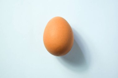 Beyaz arka planda tek kişilik tavuk yumurtası.