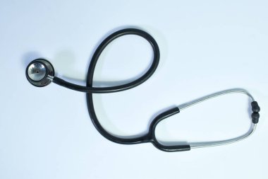 Kullanılan siyah statoskop beyaz arkaplanda izole edildi