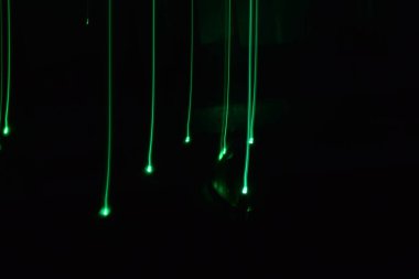 Siyah üzerine izole edilmiş uzun soluklu soyut çizgiler. Siyah arkaplanda kurşun şerit ışıklandırmasından kıvrımlı çizgiler 