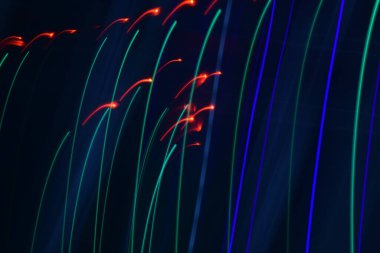 Siyah üzerine izole edilmiş uzun soluklu soyut çizgiler. Siyah arkaplanda kurşun şerit ışıklandırmasından kıvrımlı çizgiler 