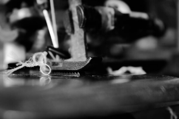 Винтажные черно-белые Закрыть Serger или Overlock машина с нитями, винтажные черно-белые концепции