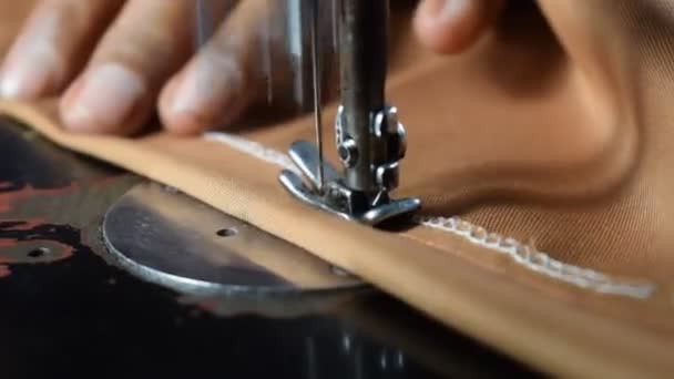 Zbliżenie Senior Kobieta Krawiec Szycie Tkaniny Tkaniny Krawiec Ręka Maszyna — Wideo stockowe