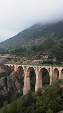 Stone Bridge demiryolu, Varda demiryolu köprüsü, James Bond filmindeki köprü, Adana Taskopru, tren köprüsü, boş köprü.,