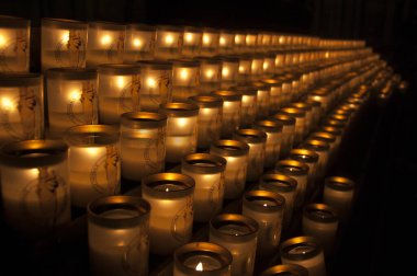 Notre Dame 'ın mum ışığı. 