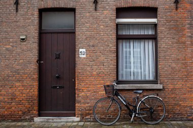 Bruges, Belçika - 17 Ekim 2022. Avrupa 'da eski evlerin kapıları.