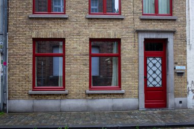 Bruges, Belçika - 17 Ekim 2022. Avrupa 'da eski evlerin kapıları.