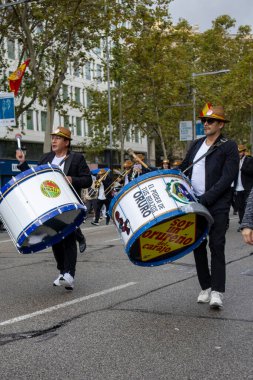 Barselona, İspanya - 12 Ekim 2024. İspanya 'nın Barcelona kentindeki folklor karnavalına katılanlar