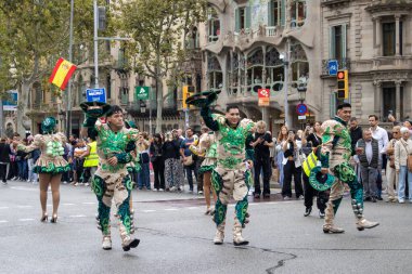 Barselona, İspanya - 12 Ekim 2024. Geleneksel kostüm ve şapkalarını giyen büyük bir erkek dansçı grubunun yakın çekim görüntüleri..