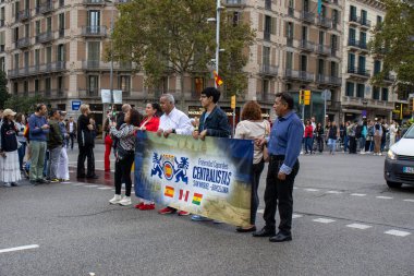 Barselona, İspanya - 12 Ekim 2024. İspanya 'nın Barcelona kentindeki folklor karnavalına katılanlar