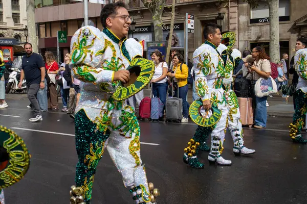 12 Ekim 2024, İspanya Barselona 'da İspanyol Bayramı kutlamaları. İspanya, Katalonya, Barselona Eyaleti, Sokak Karnavalı Geçidi.