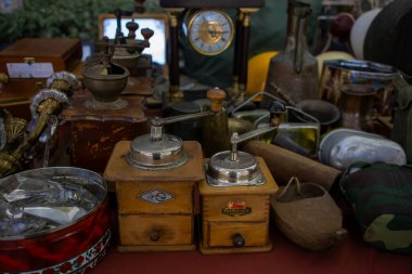 12 Ekim 2024, Reus, İspanya. Antika pazarı. Eski Vintage 'ın yakın görüntüsü. Antikaların Eski Eski Antika Eşyaları.