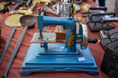  12 Ekim 2024, Reus, İspanya. Antika pazarı. Eski Vintage 'ın yakın görüntüsü. Antikaların Eski Eski Antika Eşyaları.