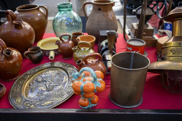  12 Ekim 2024, Reus, İspanya. Antika pazarı. Eski Vintage 'ın yakın görüntüsü. Antikaların Eski Eski Antika Eşyaları.