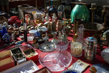 5 Ekim 2024, Reus, İspanya. Antika pazarı. Antikaların Eski Antika Eşyalarının Yakın Manzarası. Bir sürü eski şey. Kullanılmış şeyler. İkinci El Ticaret.