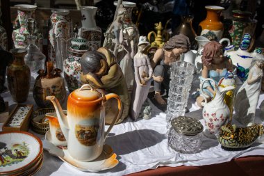 5 Ekim 2024, Reus, İspanya. Antika pazarı. Antikaların Eski Antika Eşyalarının Yakın Manzarası. Bir sürü eski şey. Kullanılmış şeyler. İkinci El Ticaret.