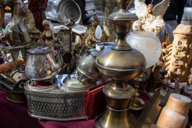  5 Ekim 2024, Reus, İspanya. Antika pazarı. Eski Vintage 'ın yakın görüntüsü. Antikaların Eski Eski Antika Eşyaları.