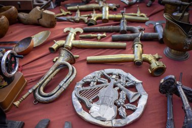  5 Ekim 2024, Reus, İspanya. Antika pazarı. Eski Vintage 'ın yakın görüntüsü. Antikaların Eski Eski Antika Eşyaları.