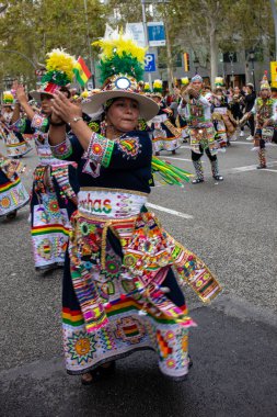 12 Ekim 2024, Barselona. Geniş etekli geleneksel kostümlerini giyen büyük bir kadın dansçı grubunun yakın plan çekimleri..