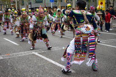 12 Ekim 2024, Barselona. Barcelona 'daki İspanyol Günü' nde çok renkli geleneksel kostümler giyen bir halk grubu üyeleri poz veriyor.