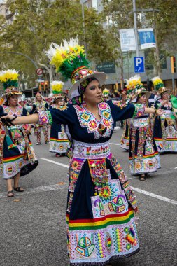 12 Ekim 2024, Barselona. Barcelona 'daki İspanyol Günü' nde çok renkli geleneksel kostümler giyen bir halk grubu üyeleri poz veriyor.