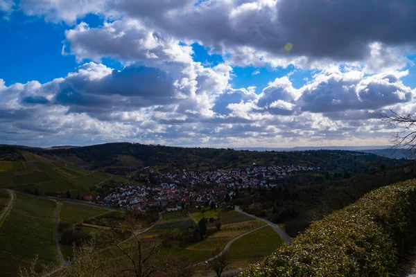 Prachtig Uitzicht Vanaf Heuvel Naar Wijngaarden Blauwe Zomerhemel — Stockfoto