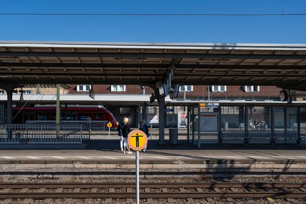 Bahnhof Menschen Sonniger Herbsttag — Stockfoto