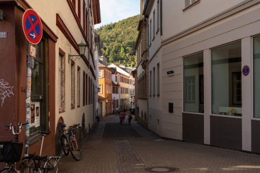 Güneşli bir sonbahar gününde Heidelberg 'in şehir merkezinin dar sokakları.