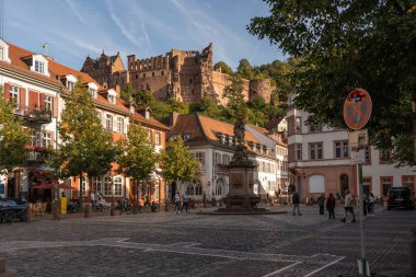 Heidelberg 'in eski kasabası güneşli bir sonbahar gününde.