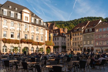 Heidelberg 'in eski kasabası güneşli bir sonbahar gününde.
