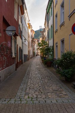 Güneşli bir sonbahar gününde Heidelberg 'in şehir merkezinin dar sokakları.