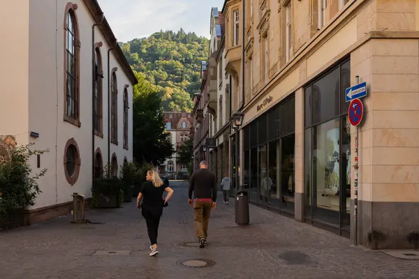 Güneşli bir sonbahar gününde Heidelberg 'in şehir merkezinin dar sokakları.