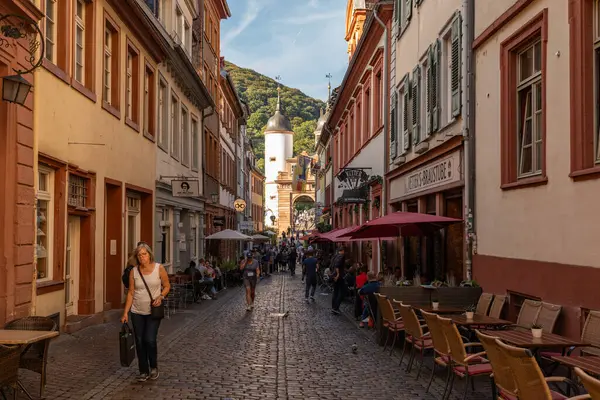 Heidelberg 'in eski kasabası güneşli bir sonbahar gününde.