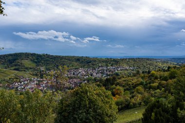 Dağdan üzüm bağlarına ve Stuttgart 'a bak..