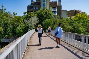 Köprü boyunca koşan iki kadın.