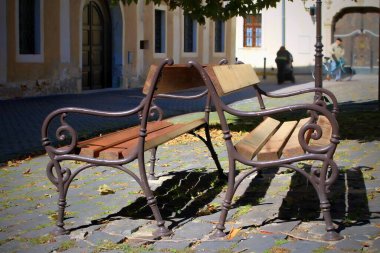 Eski kentte banklar, Trnava, Slovakya.