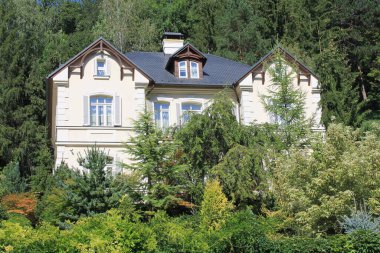 Slovakya 'nın Trencianske Teplice kaplıca kasabasında mimarlık. Güzel bir yaz günü..