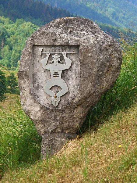 テルチョヴァ村のシンボル 山賊ジュラジJanosik スロバキアの英雄 村の外郭への入り口で — ストック写真