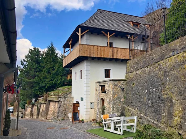 Trencin, Slovakya, 18 Mart 2023: Şehir celladının bir zamanlar yaşadığı tarihi bina - Cellat Evi. Bugün bir müze ve bir kafe. Kalenin altındaki yer..