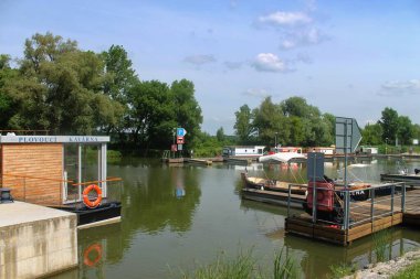 Petrov, Çek Cumhuriyeti, Haziran 2023: Bata Kanalı, köydeki tekne limanı. 