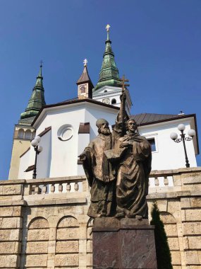 Zilina, Slovakya, 20 Haziran 2023: Aziz Kiril ve Methodius 'un Kutsal Üçlü Katedrali' nin altındaki balatede heykeli.