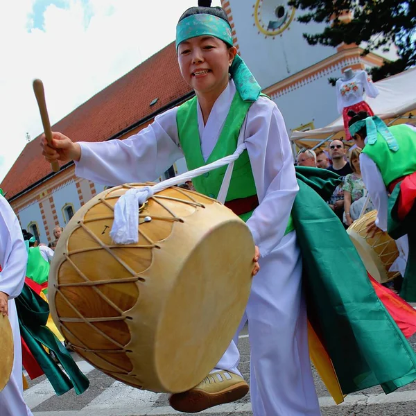 Myjava, Slovakya, 17 Haziran 2023: Halk topluluğu şehirden geçer ve geleneksel bir folklor festivaline ziyaretçi davet eder. Kostüm giymiş bir kadın..