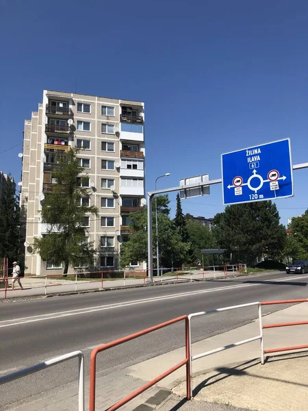 2023年8月15日 スロバキアのドゥブニカ ナジョム 市内の主要道路近くのパネルハウス — ストック写真
