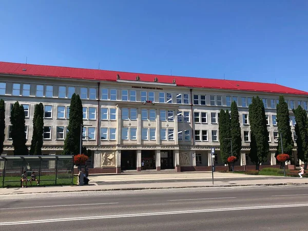 2023年8月15日 スロバキアのドゥブニカ ナジョム 中等技術学校 典型的な社会主義建築 — ストック写真