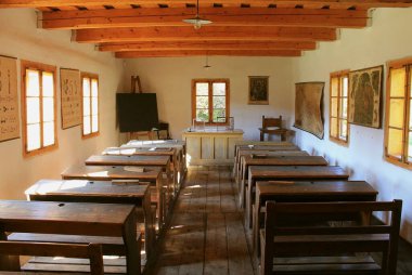 Martin, Slovakya, 11 Ekim 2017: Slovak Köy Müzesi açık hava müzesi. 19. yüzyılda Kysuce 'de inşa edilmiş eski bir köy okulunun içi..