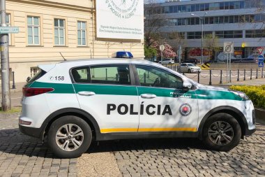 Bratislava, Slovakya, 22 Nisan 2023: Başkentte polis arabası.
