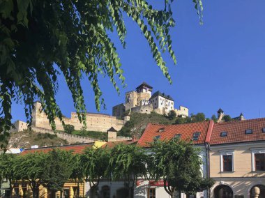 Trencin, Slovakya, 22 Ağustos 2023: Meydandan tarihi kalenin manzarası.